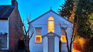 A white building with a gabled roof and a central entrance. - Holiday Home in Kent with Hot Tub & Games Room (Appledore)