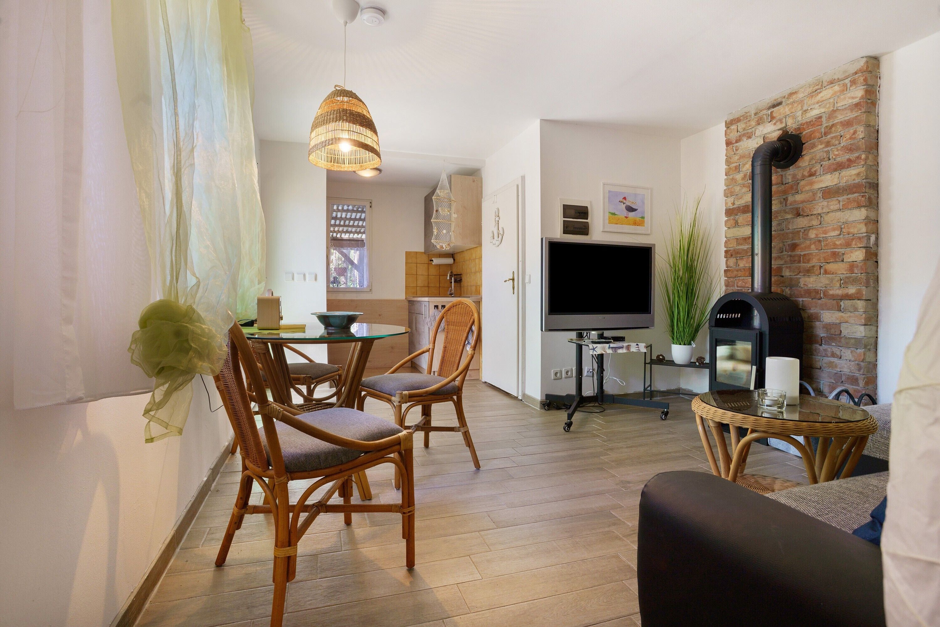 Een televisie en een open haard