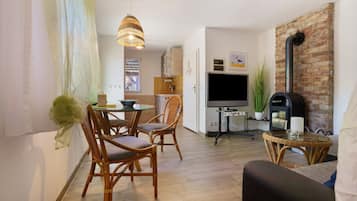 Een televisie en een open haard