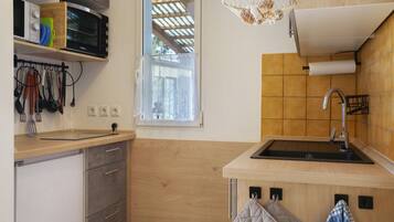 Een koelkast, een magnetron, een oven, een kookplaat