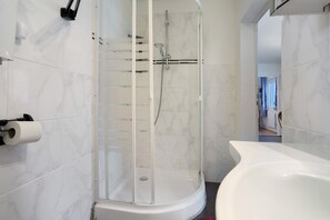 Een douche, handdoeken
