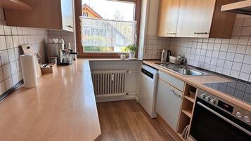 Een koelkast, een microgolfoven, een oven, een kookplaat