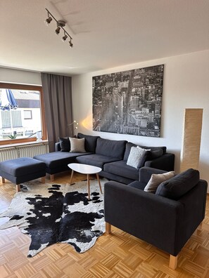 TV - Apartment 'Schöne Große - Top Lage' with Balcony and Wi-Fi (Ravensburg)