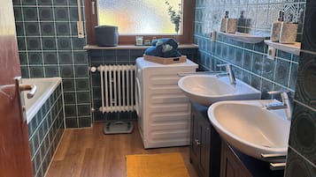 Douche, sĂšche-cheveux, serviettes fournies