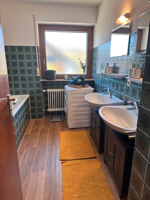 Regadera, secadora de cabello, toallas