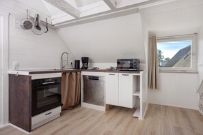 Fridge, oven, stovetop, dishwasher