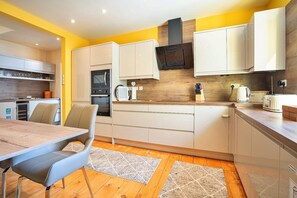 Fridge, microwave, oven, stovetop - Apartment in Beaumaris with Sea Views (Beaumaris)