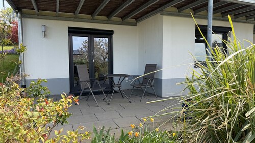 Ferienwohnung 'Rheingeschaut' mit Privatterrasse, Gemeinschaftsgarten und Wi-Fi