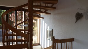 A wooden spiral staircase with a view of the outdoors. - Holiday Home 'Talblick' with Mountain View, Private Terrace and Wi-Fi (Sasbachwalden)