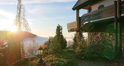 Ferienhaus 'Talblick' mit Bergblick, privater Terrasse und Wi-Fi