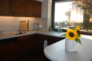 Jääkaappi, uuni, liesi, astianpesukone