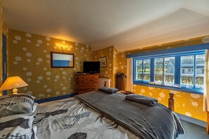 5 bedrooms, iron/ironing board, free WiFi - Highland Retreat in Banff near Whisky Trail (Cornhill)