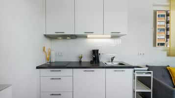 Fridge, stovetop, coffee/tea maker, electric kettle