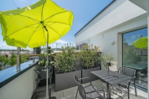 Outdoor dining - Apartment 'Katharinenbergblick' with Balcony and Wi-Fi (Endingen am Kaiserstuhl)