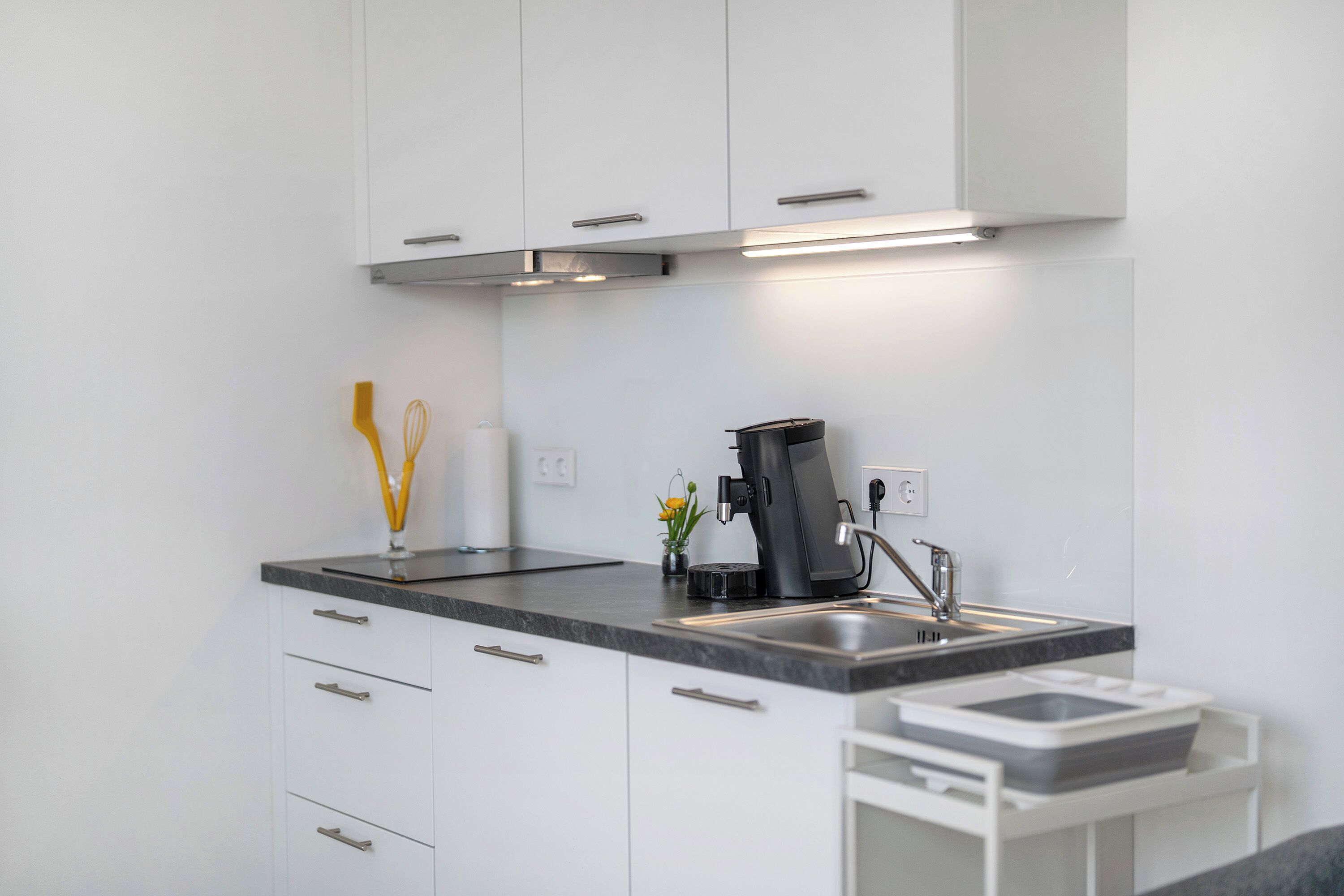 Een koelkast, een kookplaat, een koffiezetapparaat/waterkoker