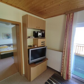 2 bedrooms, free WiFi, bed sheets - Apartment '4' with Lake View, Shared Garden and Wi-Fi (Tratten)