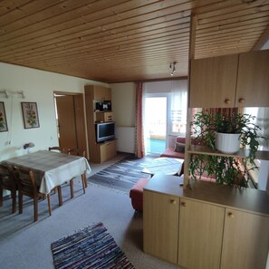 TV, ping pong - Apartment '4' with Lake View, Shared Garden and Wi-Fi (Tratten)