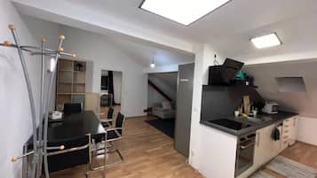 KĂŒhlschrank, Mikrowelle, Ofen, Herdplatte