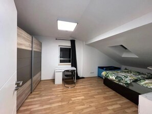 5 bedrooms, free WiFi, bed sheets - Dog-Friendly Holiday Home for up to 17 Guests – Nature & Workation near Lake Chiemsee (Kraiburg am Inn)