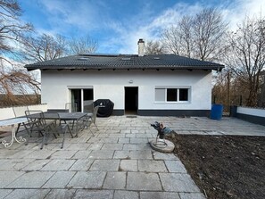 Outdoor dining - Dog-Friendly Holiday Home for up to 17 Guests – Nature & Workation near Lake Chiemsee (Kraiburg am Inn)