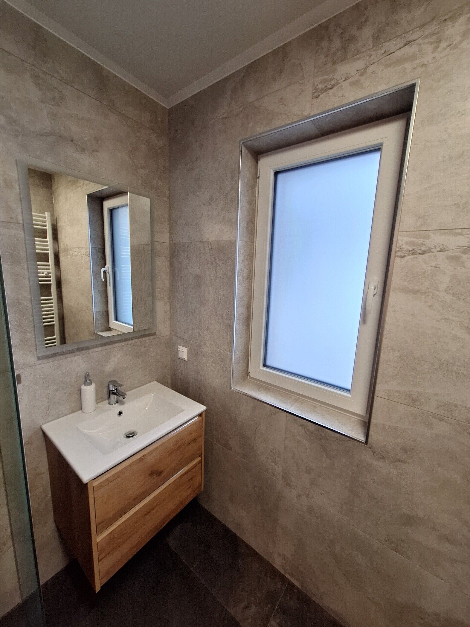 Douche, sèche-cheveux, serviettes fournies