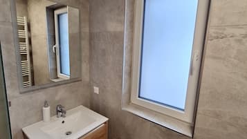 Douche, sĂšche-cheveux, serviettes fournies