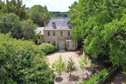 Manor Retreat near Milton Keynes with Hot Tub