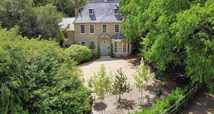 Manor Retreat near Milton Keynes with Hot Tub