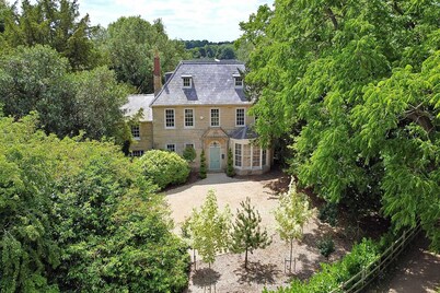 Manor Retreat near Milton Keynes with Hot Tub