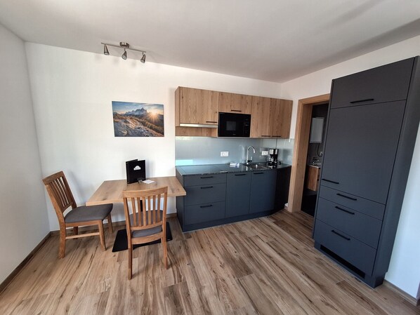 Fridge, microwave, stovetop, dishwasher - Studio '3' with Mountain View, Shared Garden and Wi-Fi (Sonnenalpe Nassfeld)