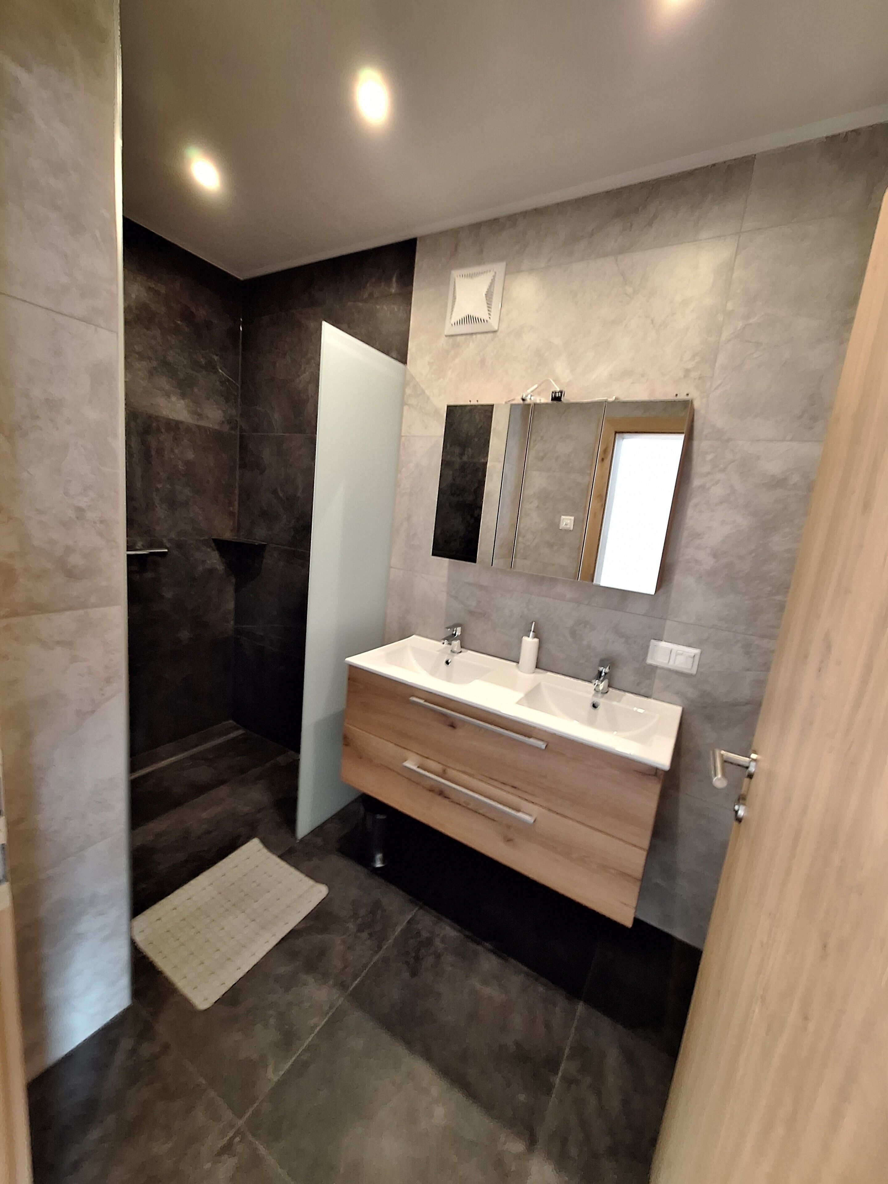 Douche, sèche-cheveux, serviettes fournies