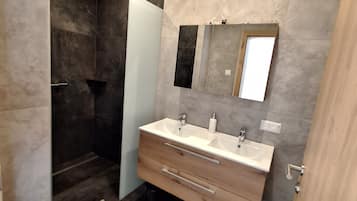 Douche, sèche-cheveux, serviettes fournies