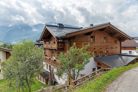 Extérieur. Appartement "Haus Brugger" avec vue sur les montagnes, jardin partagé et Wi-Fi