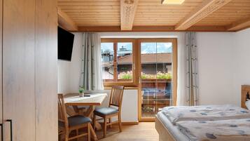 4 室のベッドルーム、WiFi (無料)、ベッドシーツ