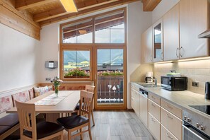 冰箱、微波炉、烤箱、炉灶