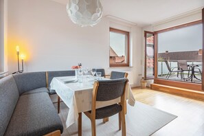 Dining - Apartment 'Storchenblick' with Balcony and Wi-Fi (Wunstorf)