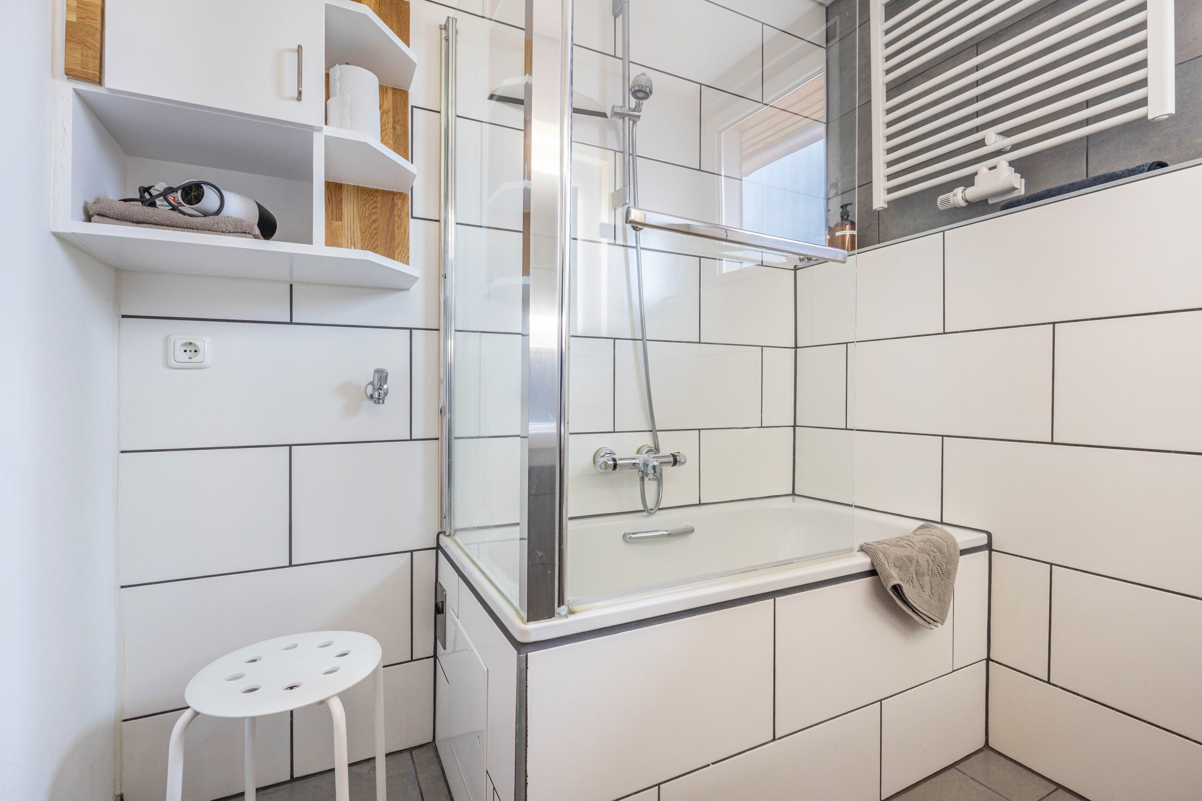 Shower, hair dryer, towels