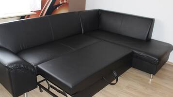 Fernseher, Tischtennisplatte, Stereoanlage