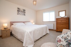 2 bedrooms, iron/ironing board, internet