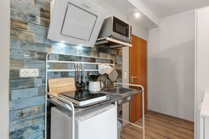 Køleskab, mikrobølgeovn, ovn, kogeplade