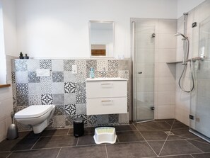 Een douche, een haardroger, handdoeken
