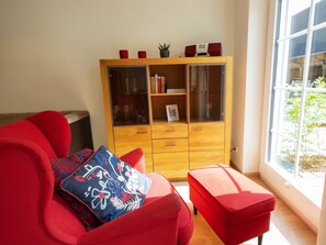 TV, DVD player, ping pong, stereo