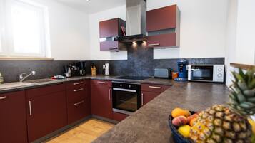 Kühlschrank, Mikrowelle, Ofen, Herdplatte