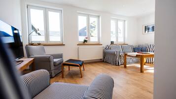 TV, DVD player, ping pong, stereo