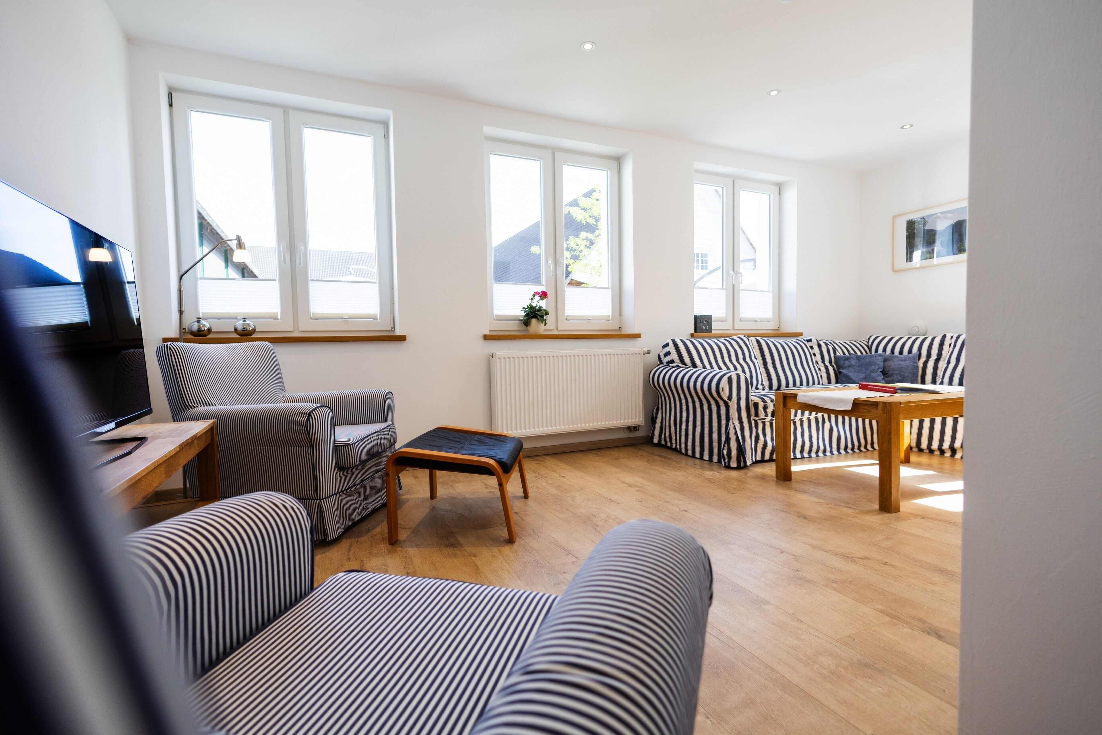 Fernseher, DVD-Player, Tischtennisplatte, Stereoanlage