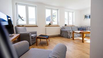 Fernseher, DVD-Player, Tischtennisplatte, Stereoanlage