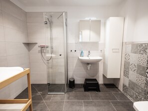 Suihku, hiustenkuivaaja, pyyhkeet