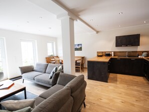 Televisio, DVD-soitin, pöytätennispöytä, stereot