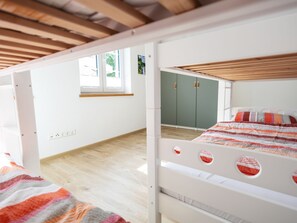 3 makuuhuonetta, ilmainen Wi-Fi, vuodevaatteet, pääsy pyörätuolilla