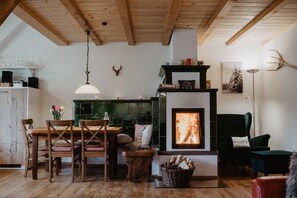 Ein gemütliches Interieur mit Kamin, Holzmöbeln und hohen Decken.